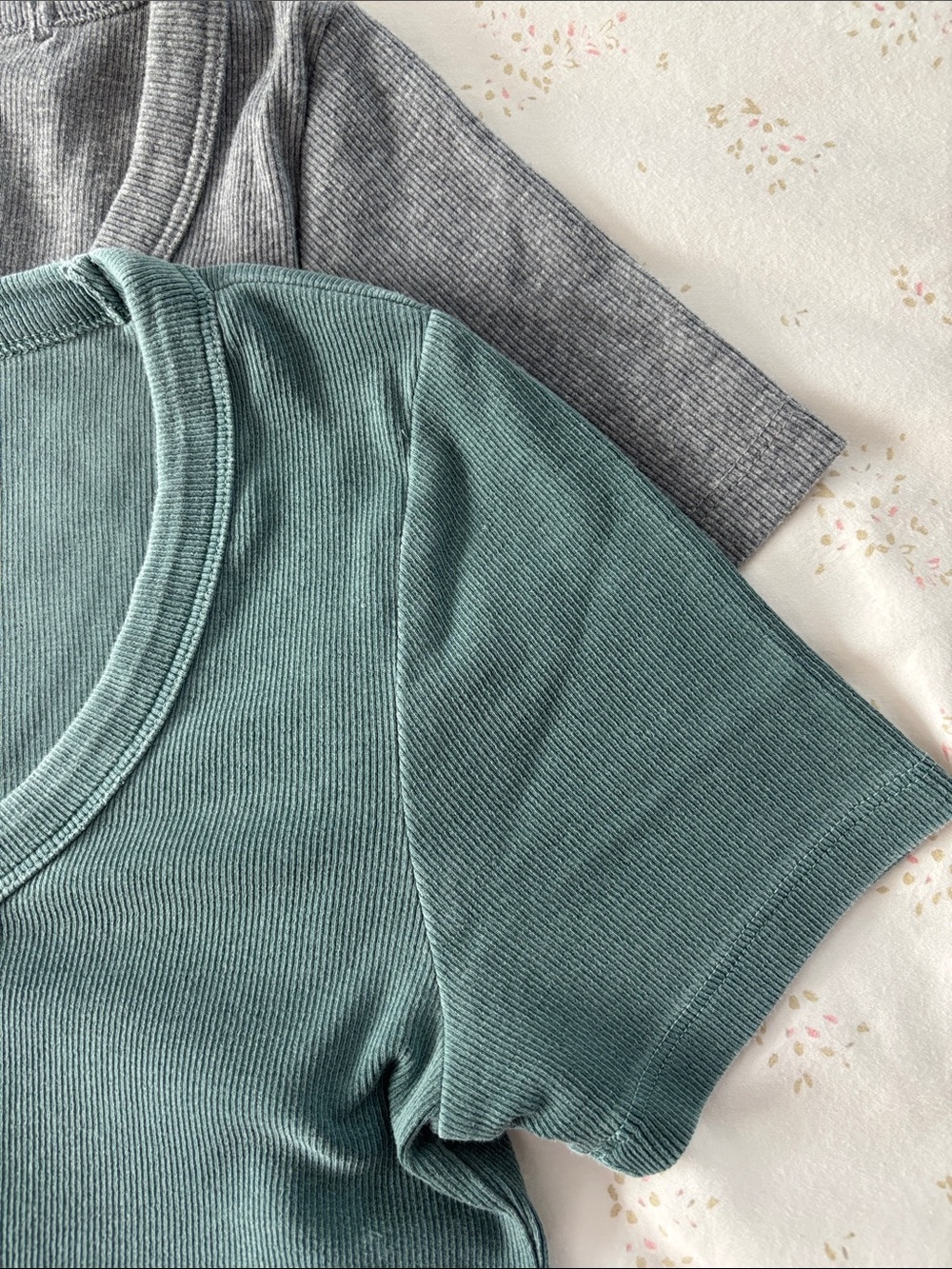 OLD NAVY SCOOP NECK RIBBED KNIT BUNDLE in Size Medium - Picture 4 of 4